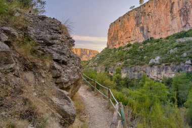 Manzaralı uçurumlar arasında turistik dağ yolu