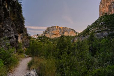 Manzaralı uçurumlar arasında turistik dağ yolu