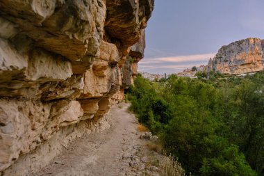 Manzaralı uçurumlar arasında turistik dağ yolu