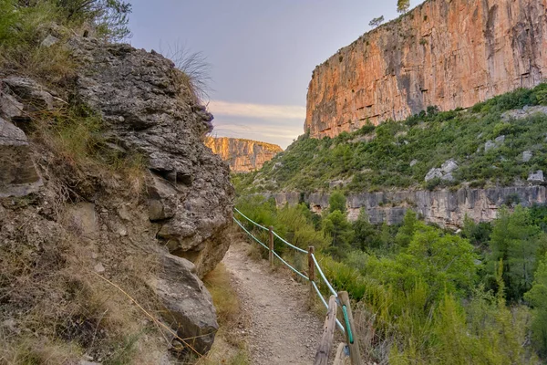 Manzaralı uçurumlar arasında turistik dağ yolu
