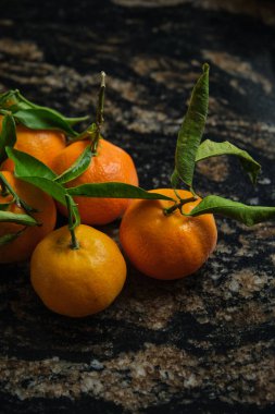 tatlı taze vitaminler mermer bir masada mandalina dolu