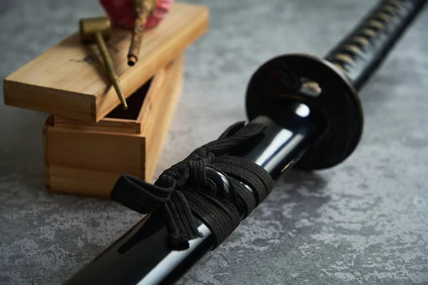 Close Detalhes Tradicional Espada Katana Japonesa Fundo Cinza — Fotografia de Stock