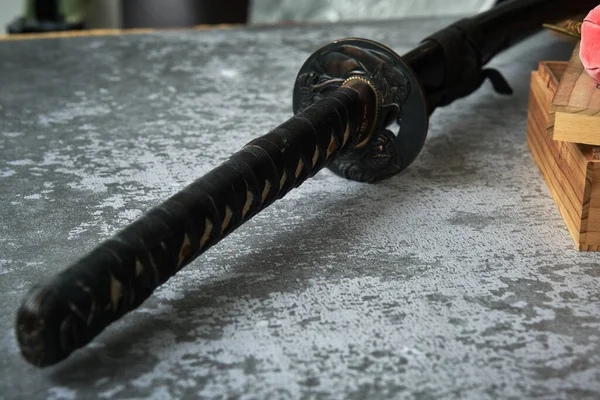 Nahaufnahme Und Details Des Traditionellen Japanischen Katana Schwertes Auf Grauem — Stockfoto