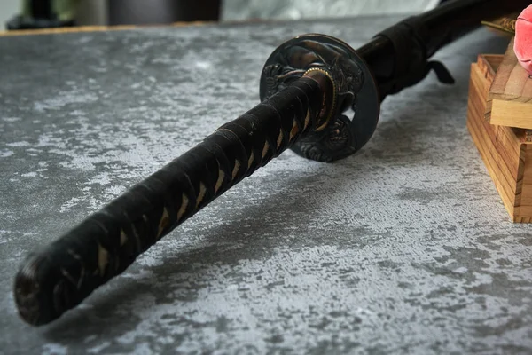 Gros Plan Détails Épée Traditionnelle Japonaise Katana Sur Fond Gris — Photo