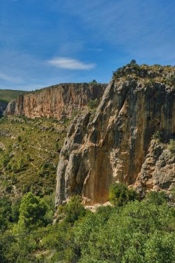 Kayalık kanyonun ve mavi dağ turizminin güzel sakin manzarası