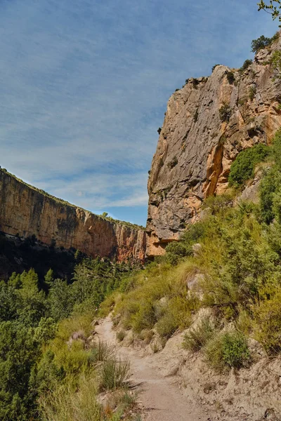 İspanya 'daki kayalık bir dağın manzarası
