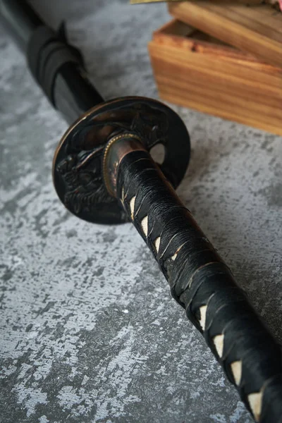 Close Detalhes Tradicional Espada Katana Japonesa Fundo Cinza — Fotografia de Stock