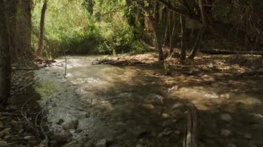 Küçük bir nehirde akan su manzarası