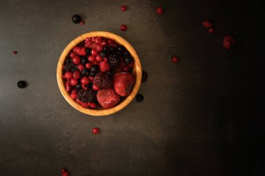 Bir fincanda çeşitli kırmızı meyveler.