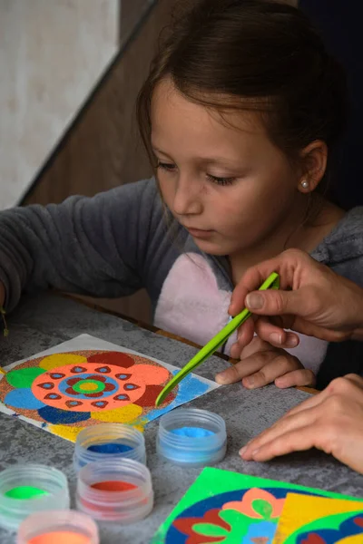 A mandala made of colored sand, the mom with the girls — Stock Photo, Image