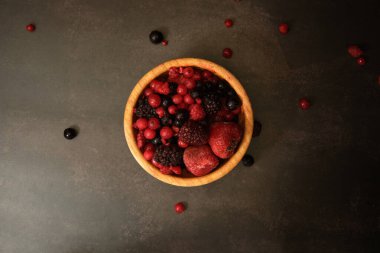 Bir fincanda çeşitli kırmızı meyveler.