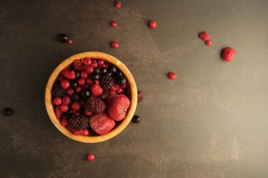 Bir fincanda çeşitli kırmızı meyveler.