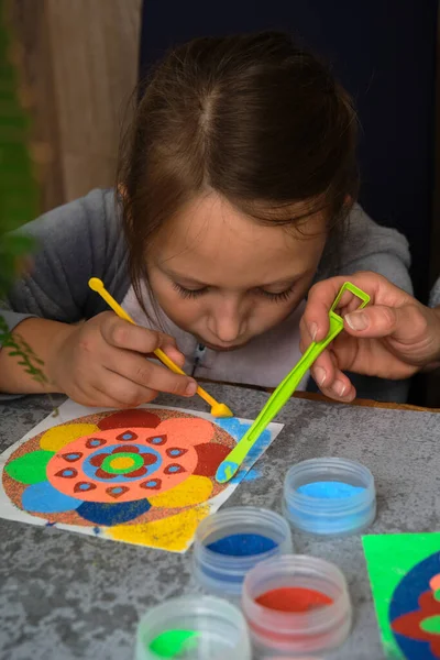 A mandala made of colored sand, the mom with the girls — Stock Photo, Image