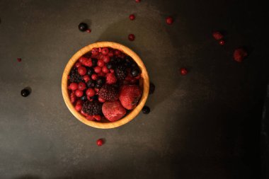 Bir fincanda çeşitli kırmızı meyveler.