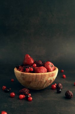 Bir fincanda çeşitli kırmızı meyveler.