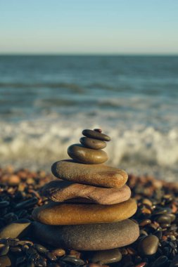 Deniz manzaralı taş piramidi