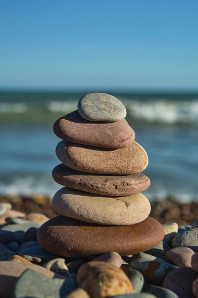 Piramide van stenen met uitzicht op zee — Stockfoto