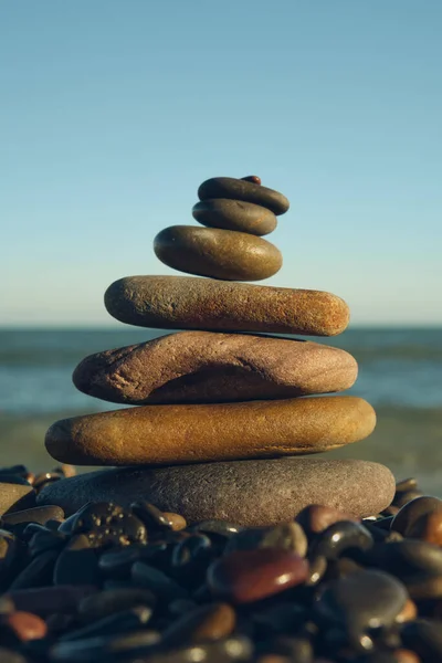 Piramide van stenen met uitzicht op zee — Stockfoto