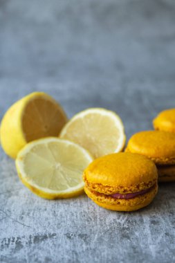 Sarı limonlu makarna kurabiyeleri gri arka planda.