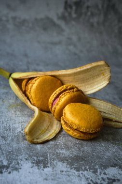 Gri arka planda muzlu sarı makarna kurabiyeleri.