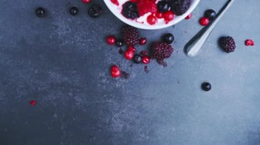 Yoğurt ve kırmızı yabanmersini.