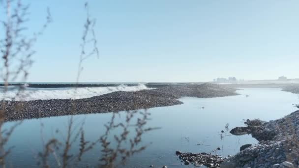 Surfować na kamiennej plaży — Wideo stockowe