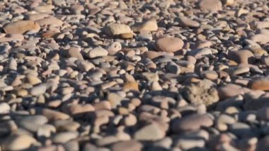 Çakıl taşından yapılmış deniz plajı