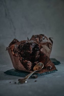 Koyu arkaplanda çikolatalı kek.