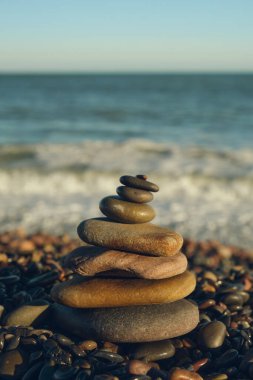 Deniz manzaralı taş piramidi