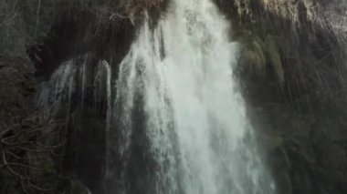 Ağaçların arasında küçük bir şelale.