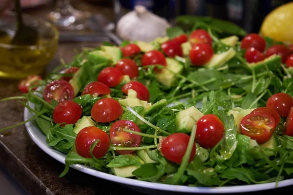Roka salatası, vişneli domates ve avokado. — Stok fotoğraf