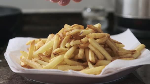 Patatine fritte in cucina — Video Stock