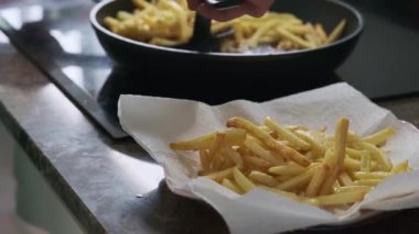 Ev mutfağında patates kızartması.