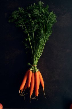 Siyah arka planda temiz genç havuçlar.