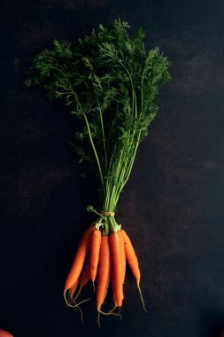 Siyah arka planda temiz genç havuçlar.