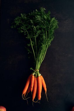 Siyah arka planda temiz genç havuçlar.