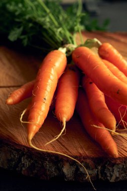 Üstü açık bir avuç taze havuç.