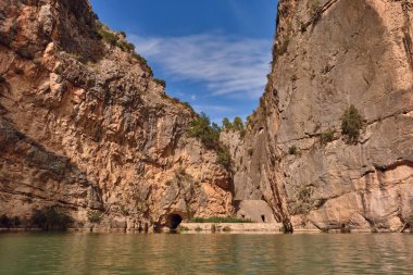 Dağlardaki göl manzarası