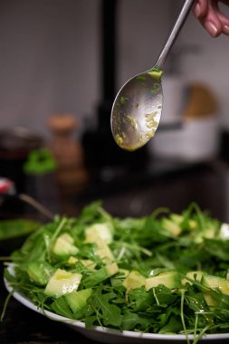Avokado ve roka ile taze yeşil salata.