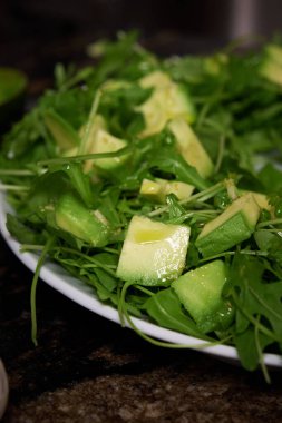 Avokado ve roka ile taze yeşil salata.
