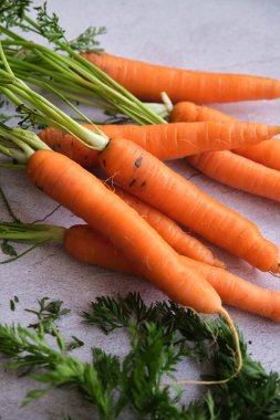 Üstü açık bir avuç taze havuç.