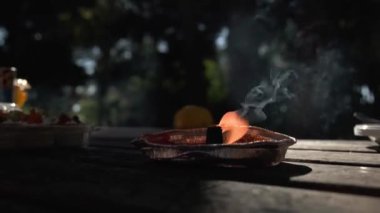 Rüzgarda yanan bir mum.