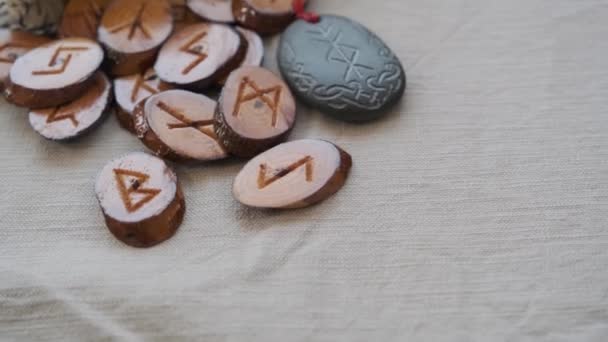 Rune di legno fatte a mano sul tavolo — Video Stock