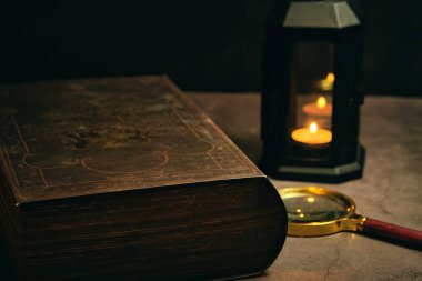 Mum ve kitaplı fener.