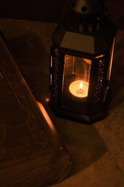 Mum ve kitaplı fener.