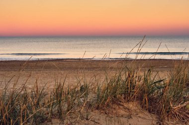 Deniz tepelerinde gün batımı