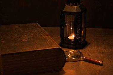 Mum ve kitaplı fener.