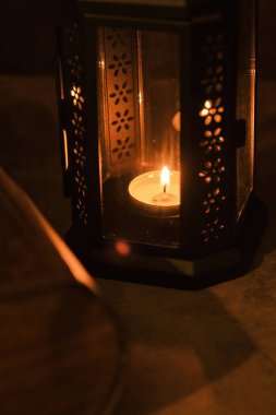 Mum ve kitaplı fener.