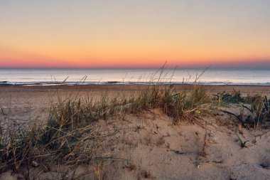 Deniz tepelerinde gün batımı