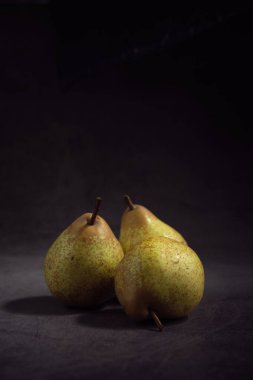 Armutlar koyu arkaplanda